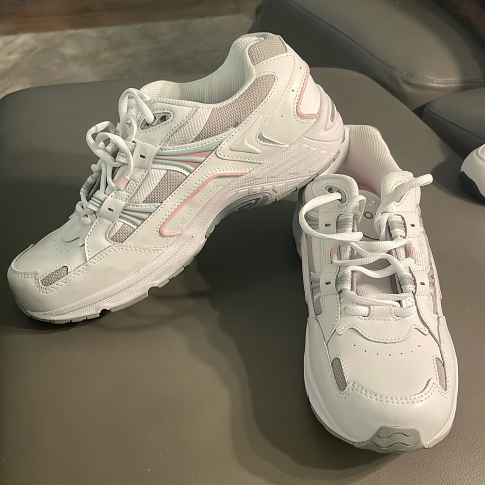 BRAND NEW Women’s VIONIC white tennis shoes